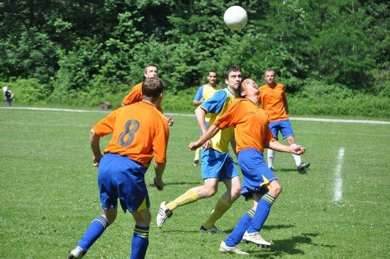 Lukáš Kühnert (na snímku uprostřed) se v zápase Kopřivnice s Lubinou, který se hrál u příležitosti šedesátin fotbalu v Lubině, postaral o dvě branky kopřivnického týmu.
FOTO: JANA FEILHAUEROVÁ