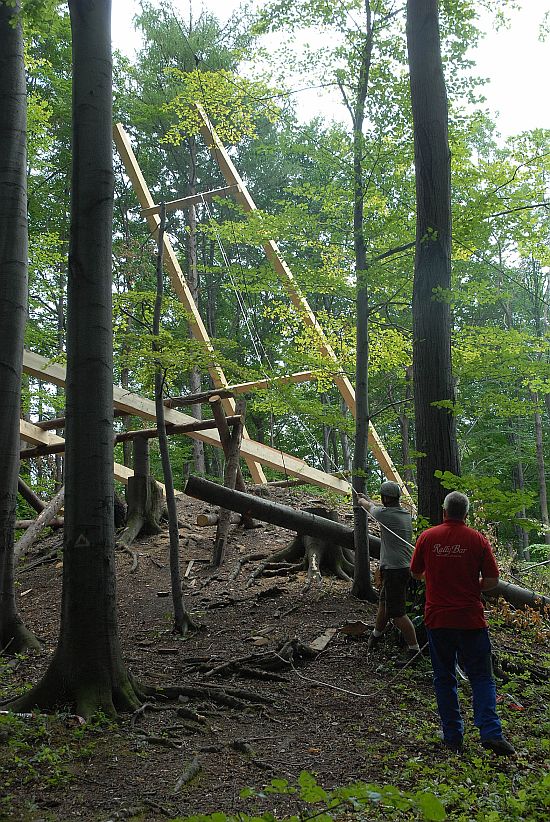 Na začátku tohoto týdne začala na Brdech montáž nové dřevěné vyhlídky. Ta bude stát na místě někdejší Bezručovy vyhlídky a první turisty by mohla uvítat už v polovině prázdnin.   
FOTO: DAVID MACHÁČEK