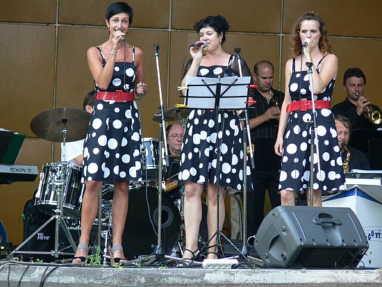 Swingový koncert v městském parku v Příboře obohatilo vystoupení pěveckého tria Melody Ladies.
FOTO: ILONA MAZALOVÁ