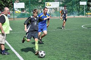 Turnaj KOPRMACO CUP vynesl v kategorii starších žáků vítězství ZŠ a MŠ 17. listopadu. Domácí ZŠ M. Horákové porazila ve vzájemném souboji (na snímku) 5:0.
FOTO: JANA FEILHAUEROVÁ