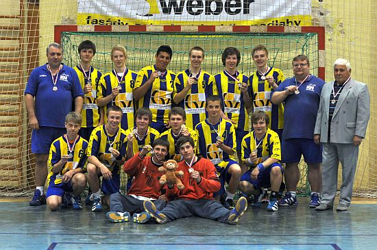 Tým mladšího dorostu KH Kopřivnice bezprostředně po zisku stříbrných mistrovských medailí.
FOTO: JANA FEILHAUEROVÁ