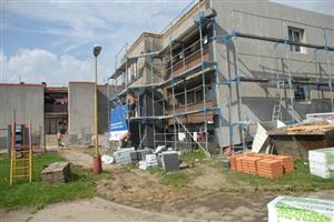 Hrubá stavba přístavby stávajícího azylového domu by měla být dokončena tento týden. Projekt podpořený dotačními penězi zatím běží podle plánu.
FOTO: DAVID MACHÁČEK