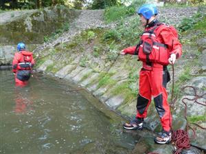 Kopřivničtí dobrovolní hasiči absolvovali 1. srpna výcvik na vodních jezech. Na splavu v místní části Lubina si pod dohledem svého kolegy, který je členem WASAR teamu, procvičili novinky při záchraně osob na jezech a divokých vodách.
FOTO: JAN TIHELKA