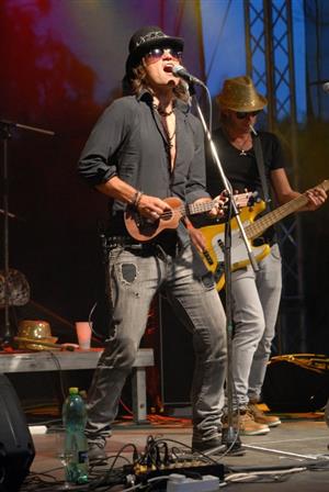 Kapela Ukulele Troublemakers bavila účastníky 5 rock fesťáku na házenkářském hřišti v Kopřivnici. Festival, který se protáhl přes půlnoc, ukončila Policie ČR.
FOTO: DAVID MACHÁČEK