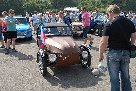 Na akci Tisíc veteránů byla k vidění řada motoristických kuriozit. Mezi ty nejobletovanější patřily i populární Velorexy.
FOTO: DAVID MACHÁČEK