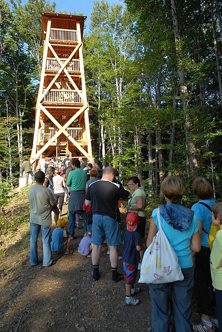 Minulý týden byla oficiálně otevřena dřevěná Bezručova vyhlídka na Brdech. Hned první den provozu si vyhlídku z ní a další program nenechalo ujít víc jak 200 lidí.
FOTO: DAVID MACHÁČEK