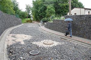 Práce na rozšíření zatáčky Velová v Lubině jsou u konce. V příštím týdnu položí firma Japstav Morava nový asfaltový povrch. 
FOTO: DANA HOĎÁKOVÁ
