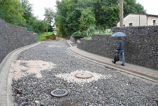 Práce na rozšíření zatáčky Velová v Lubině jsou u konce. V příštím týdnu položí firma Japstav Morava nový asfaltový povrch. 
FOTO: DANA HOĎÁKOVÁ
