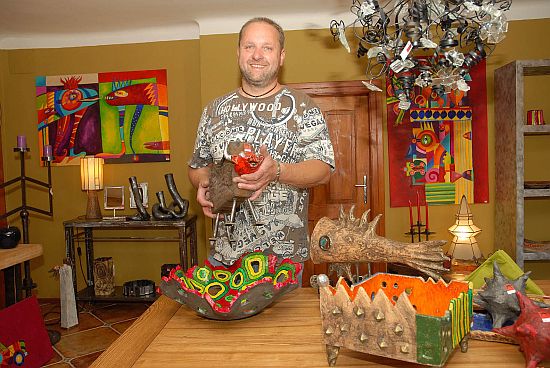 Výtvarník Bronislav Hrubý instaluje své práce v nově otevřené prodejní galerii. Záběr jeho tvorby je velmi široký.
FOTO: DAVID MACHÁČEK