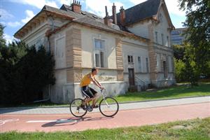 Dva z projektů, které se ucházely o evropské dotace. Zatímco cyklostezka kolem Kopřivničky podporu získala, nákladnou rekonstrukci loutkového divadla Regionální rada nepodpořila.   
FOTO: DAVID MACHÁČEK