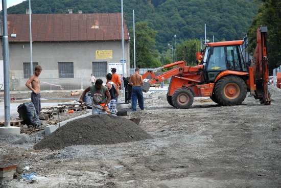 Práce na okružní křižovatce u Katolického domu pokračují podle plánu. Na konci září, nejpozději počátkem října by měl být pokládán na komunikaci finální povrch.
FOTO: DAVID MACHÁČEK