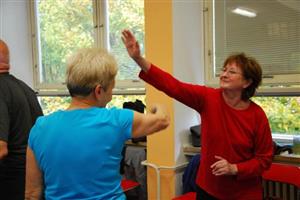 Také letos bude probíhat kurz sebeobrany, který se vloni těšil velkému zájmu mezi seniory. Většina jeho absolventů se rozhodla i pro další kurz. 
FOTO: DANA HOĎÁKOVÁ