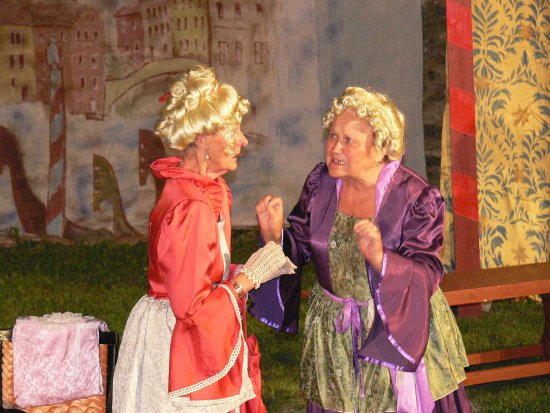 Ve veselohře Treperendy se v amfiteátru Pod starou věží mimo jiné představily Věra Halamíková v roli Beatrice (vpravo) a Soňa Ocásková jako Eleonora. 
FOTO: ILONA MAZALOVÁ