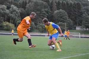 Kopřivnický Martin Kapsa (vpravo) v jednom ze soubojů v sobotním zápase s Kozlovicemi. Ty měly v utkání navrch, a Kopřivnice tak byla ráda za remízu 1:1.
FOTO: JANA FEILHAUEROVÁ