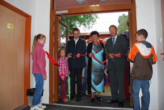 Po víc jak roce se v sobotu 1. září otevřely brány Základní školy v Mniší. Zrekonstruovanou a rozšířenou budovu si prohlédly nejen děti, které ji budou navštěvovat, ale zájem mělo mnoho obyvatel Mniší a okolí.
FOTO: DANA HOĎÁKOVÁ