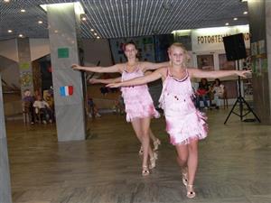 Členky tanečního sdružení Relax a návštěvníci jejich show Tancem kolem světa se nakonec před nepřízní počasí museli ukrýt ve vestibulu kulturního domu.
FOTO: ILONA MAZALOVÁ