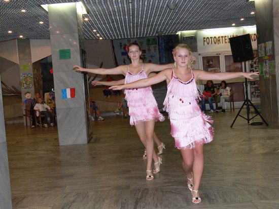 Členky tanečního sdružení Relax a návštěvníci jejich show Tancem kolem světa se nakonec před nepřízní počasí museli ukrýt ve vestibulu kulturního domu.
FOTO: ILONA MAZALOVÁ