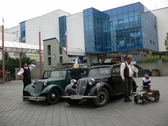 Minulý víkend byl také ve znamení tradiční veteránské Rallye Beskydy. Její trasa se letos rozkopané Kopřivnici vyhnula, ale někteří nadšenci si přesto návštěvu zdejšího muzea nenechali ujít.
FOTO: ILONA MAZALOVÁ