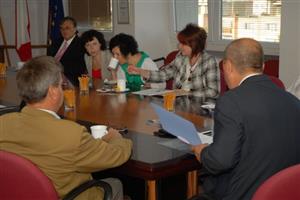 Tajemníci jedenácti městských úřadů se minulý týden sešli v Kopřivnici, aby si na společném jednání vyměnili zkušenosti z běžného provozu institucí, které řídí.
FOTO: DAVID MACHÁČEK