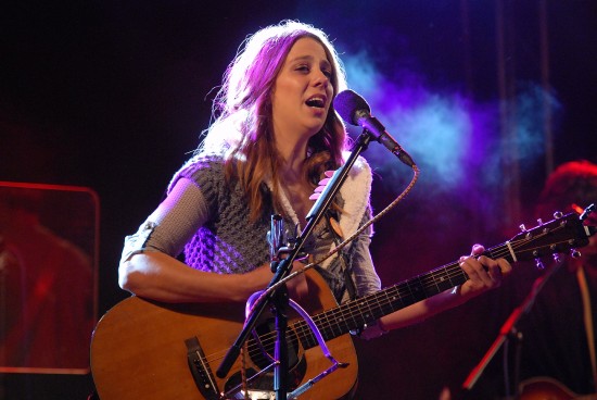 Aneta Langerová, jež byla hlavní hvězdou večera pořádaného u příležitosti výročí manželů Zátopkových, bavila publikum, které ji předtím rozehřála skupina Docuku.
FOTO: DAVID MACHÁČEK