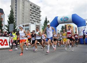 Do jubilejního, 10. ročníku Běhu rodným krajem Emila Zátopka odstartovalo rekordních 225 vytrvalců. Navíc neodolal ani traťový rekord, který časem 1:10:27 hod. vylepšil Keňan Elisha Kiprotich Sawe.
FOTO: RADEK CHVISTEK