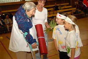 Dana Zátopková si při Minizátopkovi užívala roztomilé běžecké boje nejmenších dětí.
FOTO: DAVID MACHÁČEK