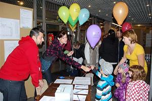 Letos poprvé museli organizátoři akce Město je naše společné hřiště z důvodu deštivého počasí zaimprovizovat a program přesunout do vestibulu kulturního domu. Také díky tomu se jej zúčastnilo méně Kopřivničanů, než bylo zvykem.
FOTO: DANA HOĎÁKOVÁ