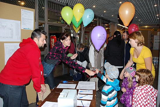 Letos poprvé museli organizátoři akce Město je naše společné hřiště z důvodu deštivého počasí zaimprovizovat a program přesunout do vestibulu kulturního domu. Také díky tomu se jej zúčastnilo méně Kopřivničanů, než bylo zvykem.
FOTO: DANA HOĎÁKOVÁ