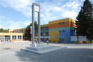 Prostranství před Základní školou na ulici Alšově doznalo změn v rámci revitalizace veřejného prostranství sídliště Jih. Další změny se chystají ještě na jaře.
FOTO: DAVID MACHÁČEK