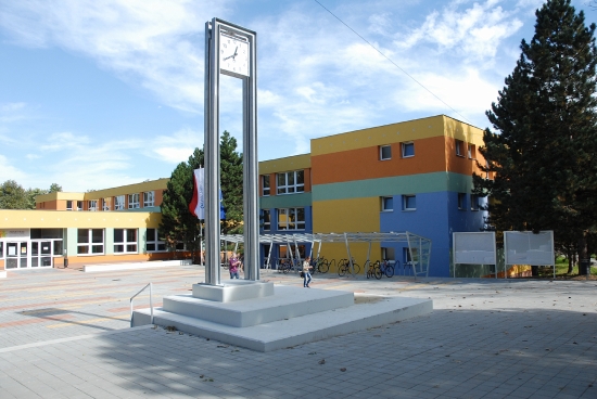 Prostranství před Základní školou na ulici Alšově doznalo změn v rámci revitalizace veřejného prostranství sídliště Jih. Další změny se chystají ještě na jaře.
FOTO: DAVID MACHÁČEK