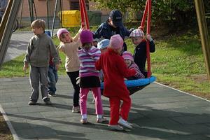 Děti z Mateřské školy Polárka si už několik dní mohou užívat hry na zahradě a bavit se díky instalovaným herním prvkům.
FOTO: DAVID MACHÁČEK