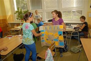 Žáci Základní školy Alšova měli v rámci projektu uspořádaného u příležitosti Evropského dne jazyků za úkol propagovat vylosovaný evropský stát. 
FOTO: DAVID MACHÁČEK