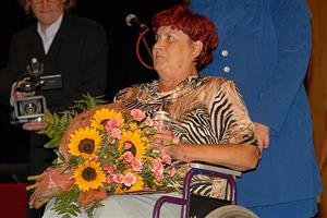 Předsedkyně kopřivnické Asociace zdravotně postižených Irena Kučerková krátce poté, co v Ostravě převzala prestižní ocenění Křišťálový kamínek udělovaný Asociací Trigon.
FOTO: DAVID MACHÁČEK