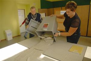 Volební komise měly při posledních volbách o něco méně práce. K volebním urnám totiž dorazila necelá třetina oprávněných voličů. Největší volební zisk zaznamenala po čtyřech letech znovu ČSSD.
FOTO: DAVID MACHÁČEK