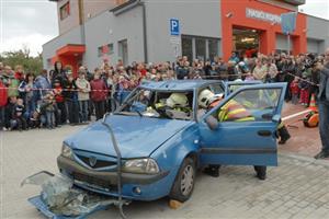 Součástí slavnostního otevření nové hasičské zbrojnice v Kopřivnici byla také ukázka zásahu při dopravní nehodě.
FOTO: DAVID MACHÁČEK