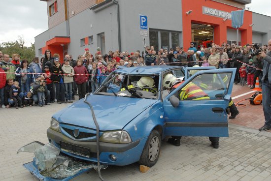 Součástí slavnostního otevření nové hasičské zbrojnice v Kopřivnici byla také ukázka zásahu při dopravní nehodě.
FOTO: DAVID MACHÁČEK