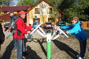 V rámci připravené akce Sportovní den pro aktivní seniory měli možnost si zájemci vyzkoušet na Vanaivanu i venkovní posilovací stroje. 
FOTO: DANA HOĎÁKOVÁ