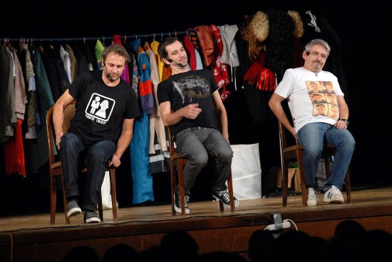 Ondřej Sokol (uprostřed) se svými kolegy Igorem Chmelem a Michalem Suchánkem při jednom ze dvou úspěšných představení Partičky v kopřivnickém kulturním domě.
FOTO: DAVID MACHÁČEK