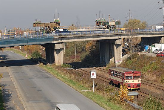 Práce na opravách silničního mostu pokračují. Pod zvednutou polovinou mostovky se pracuje na čištění nosníků a výměně ložisek. Práce zatím pokračují podle harmonogramu, zbrzdit je mohou až nevhodné klimatické podmínky.
FOTO: DAVID MACHÁČEK