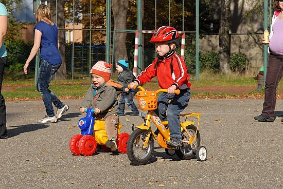 Mateřské centrum Klokan pořádalo už po osmé svůj Kočkoběh. Veselé závody na kolech, odrážedlech, ale třeba i v běhu byly určeny nejmenším dětem.
FOTO: DAVID MACHÁČEK