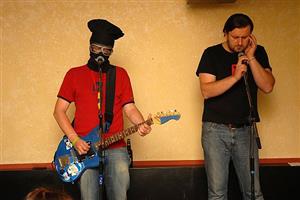 Nezávislý hudební projekt Kittchen tajemného „kuchaře“ ze severních Čech a kopřivnického Tomáše Neuwertha se představil minulou sobotu v Mandale.
FOTO: DAVID MACHÁČEK
