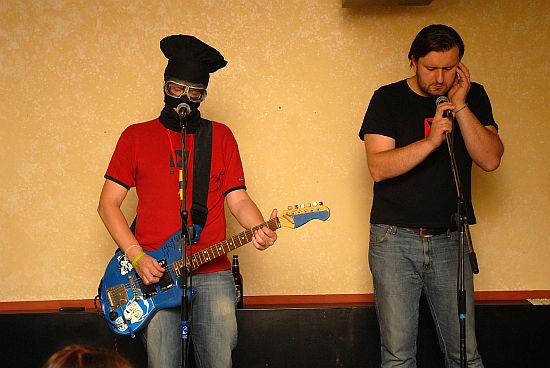 Nezávislý hudební projekt Kittchen tajemného „kuchaře“ ze severních Čech a kopřivnického Tomáše Neuwertha se představil minulou sobotu v Mandale.
FOTO: DAVID MACHÁČEK
