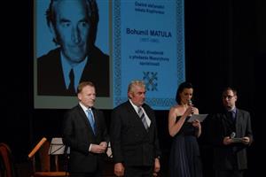 Před týdnem byly v kopřivnickém kulturním domě předány čestná občanství a tituly Významná osobnost města Kopřivnice. Jedním z oceněných in memoriam byl i Bohumil Matula, za kterého poctu přijal jeho syn Jan Matula.
FOTO: DAVID MACHÁČEK