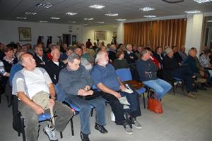 Senioři, nejen aktivní řidiči, zaplnili konferenční sál radnice, v němž jim zkušený lektor Miroslav Marek přednášel o nových úpravách v silniční dopravě. 
FOTO: DANA HOĎÁKOVÁ