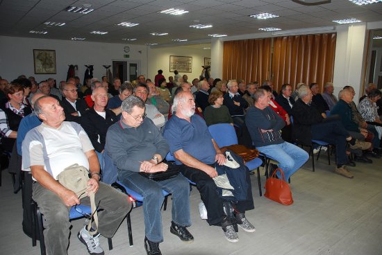 Senioři, nejen aktivní řidiči, zaplnili konferenční sál radnice, v němž jim zkušený lektor Miroslav Marek přednášel o nových úpravách v silniční dopravě. 
FOTO: DANA HOĎÁKOVÁ