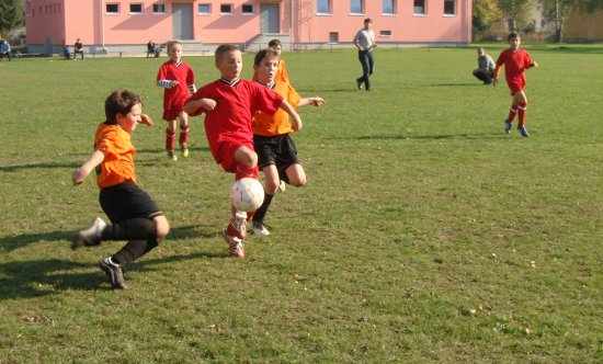 Starší přípravka B kopřivnického fotbalového klubu trůní po podzimu na pozici lídra tabulky okresní soutěže skupiny B. Stejně skvělé bylo áčko ve skupině A.
FOTO: VRATISLAV MICHLÍK