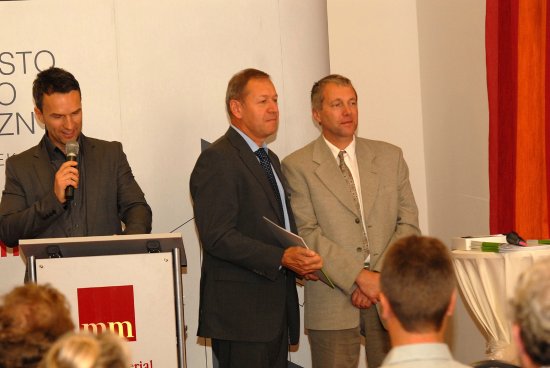 Kopřivnický místostarosta Miroslav Kopečný přebírá ocenění za dílčí úspěch v letošním ročníku srovnávacího výzkumu Město pro byznys.
FOTO: DAVID MACHÁČEK