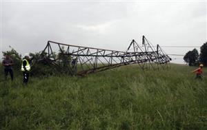 Skupina zlodějů, jejichž řádění mělo za následek pád několika elektrických sloupů mezi Kateřinicemi a Hájovem, už je v rukou policie 
FOTO: PČR