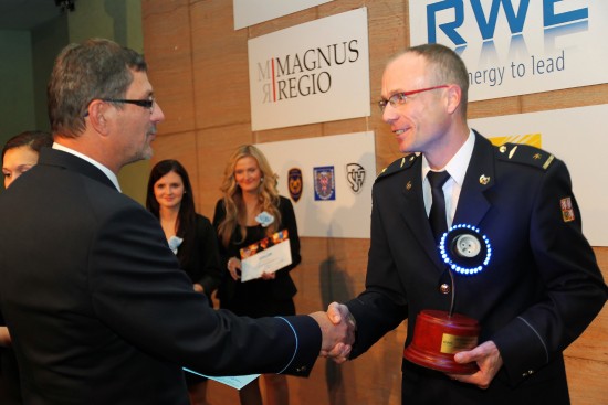 Velitel kopřivnické jednotky dobrovolných hasičů Tomáš Melčák přebírá ocenění za první místo v celorepublikové soutěži Dobrovolní hasiči 2012, která je spojena i s finanční částkou na modernizaci vybavení.
FOTO: POŽÁRY.CZ