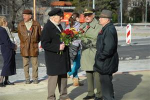 Lidé si i v Kopřivnici v neděli 11. listopadu v 11 hodin dopoledne připomenuli Den veteránů, který se slaví jako vzpomínka na ukončení první světové války.
FOTO: DAVID MACHÁČEK